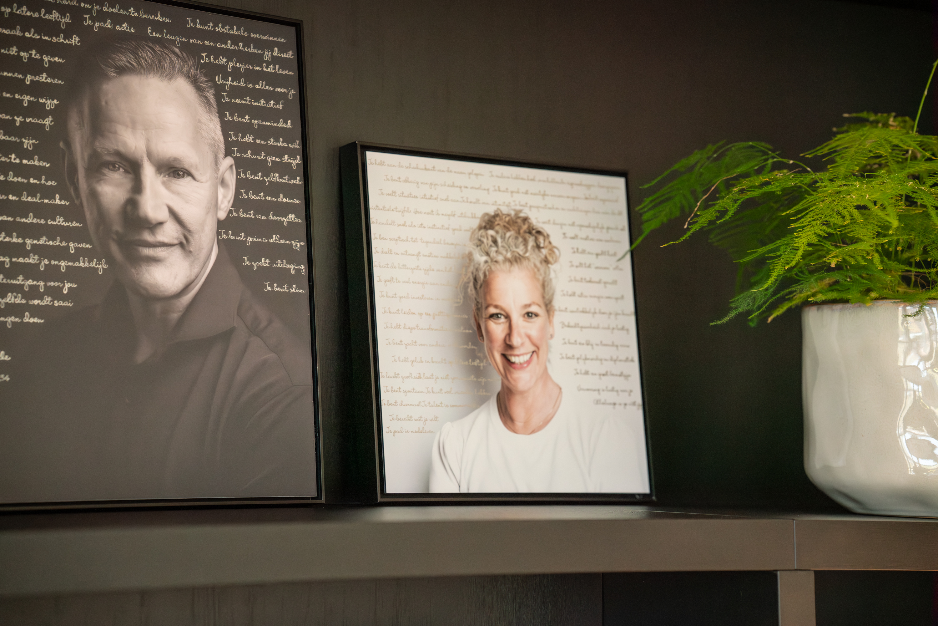 True You Portrait aan de muur in een interieur