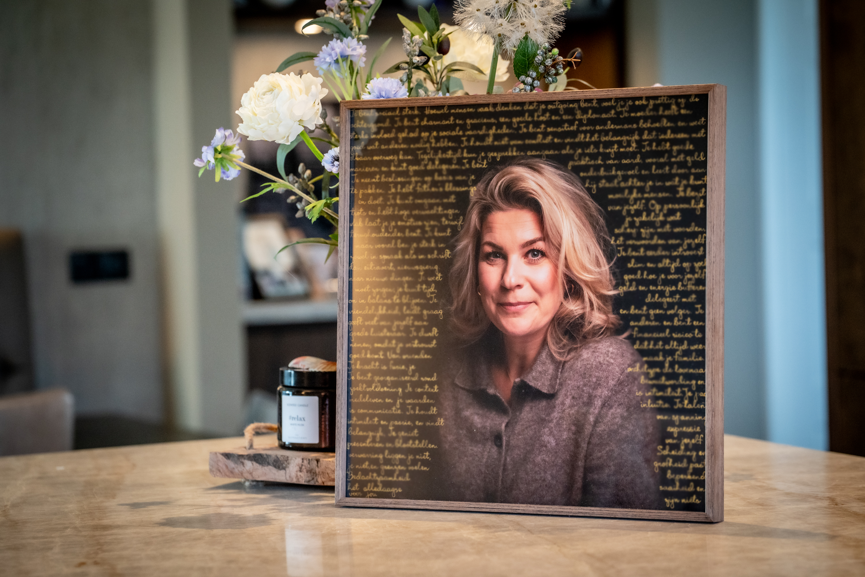 True You Portrait aan de muur in een interieur